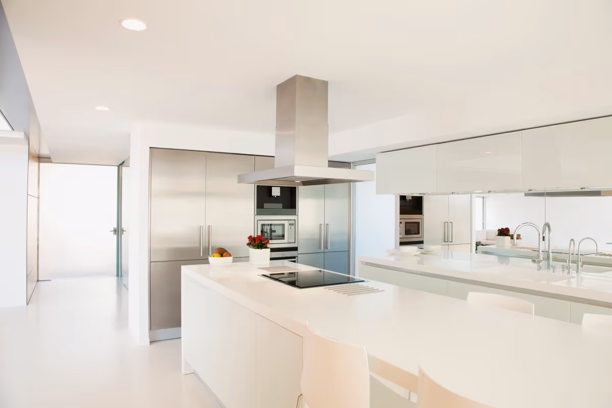 Cozinha planejada Bentec com materiais nobres — lâmina natural e pedra