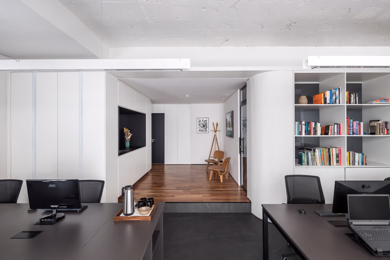Sala com painéis de lâmina natural do projeto Canto dos Pássaros, marcenaria Bentec e arquitetura Solo Arquitetos
